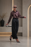 Elegancka koszula satynowa damska z kołnierzykiem i ozdobnymi guzikami - brąz